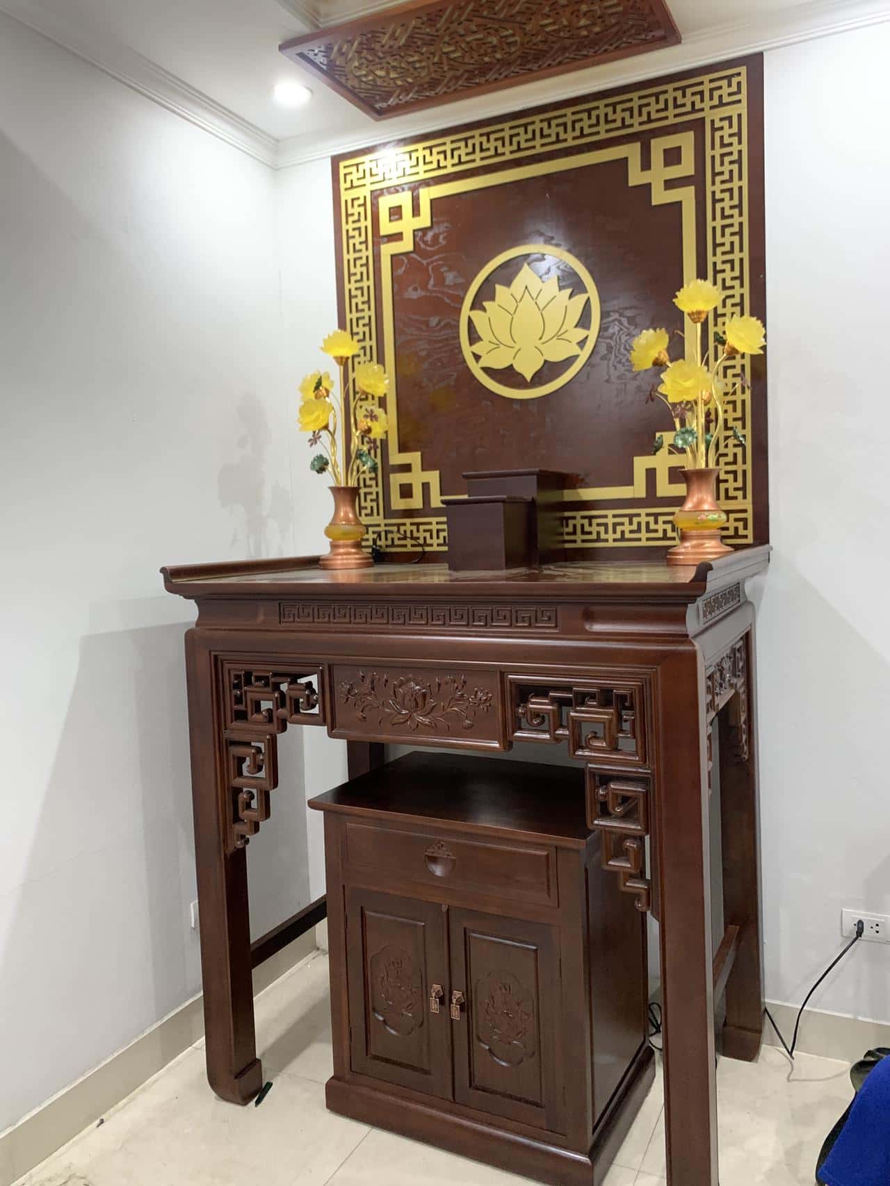 Bàn thờ gỗ hương đá hoa sen sang trọng - ảnh thu nhỏ 3