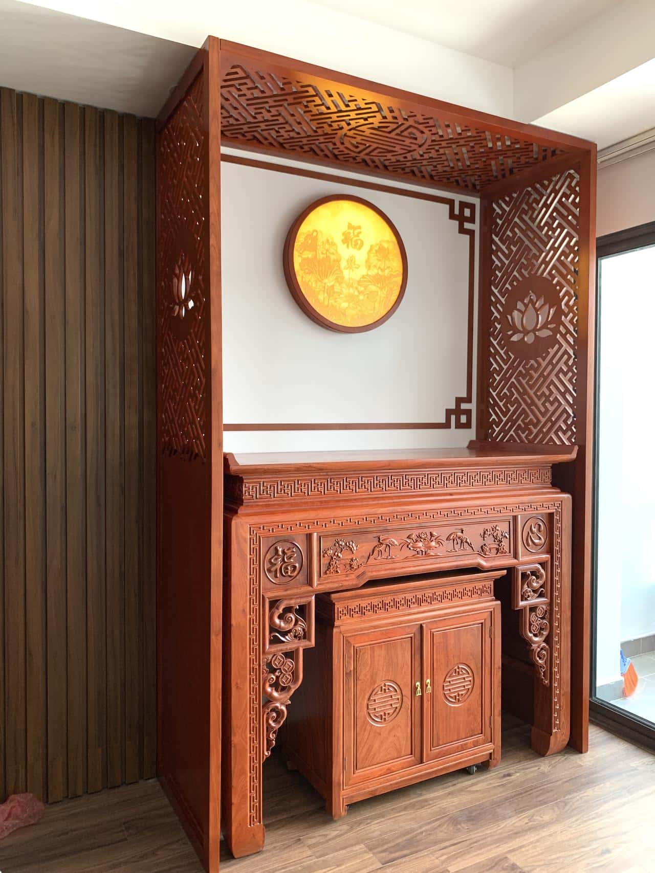 Bàn thờ gỗ hương đá sang trọng, đẳng cấp - ảnh thu nhỏ 3