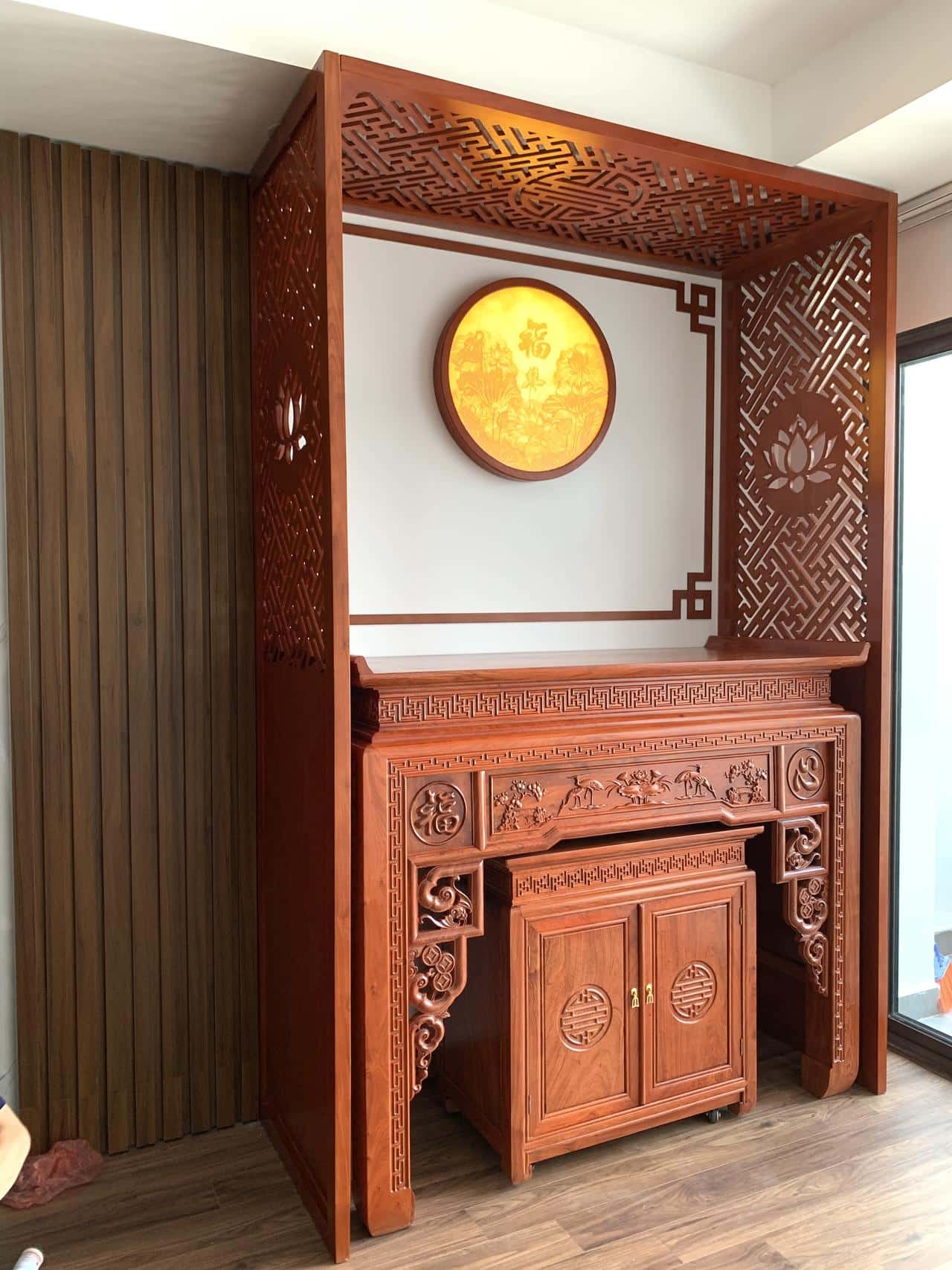Bàn thờ gỗ hương đá sang trọng, đẳng cấp - ảnh thu nhỏ 2