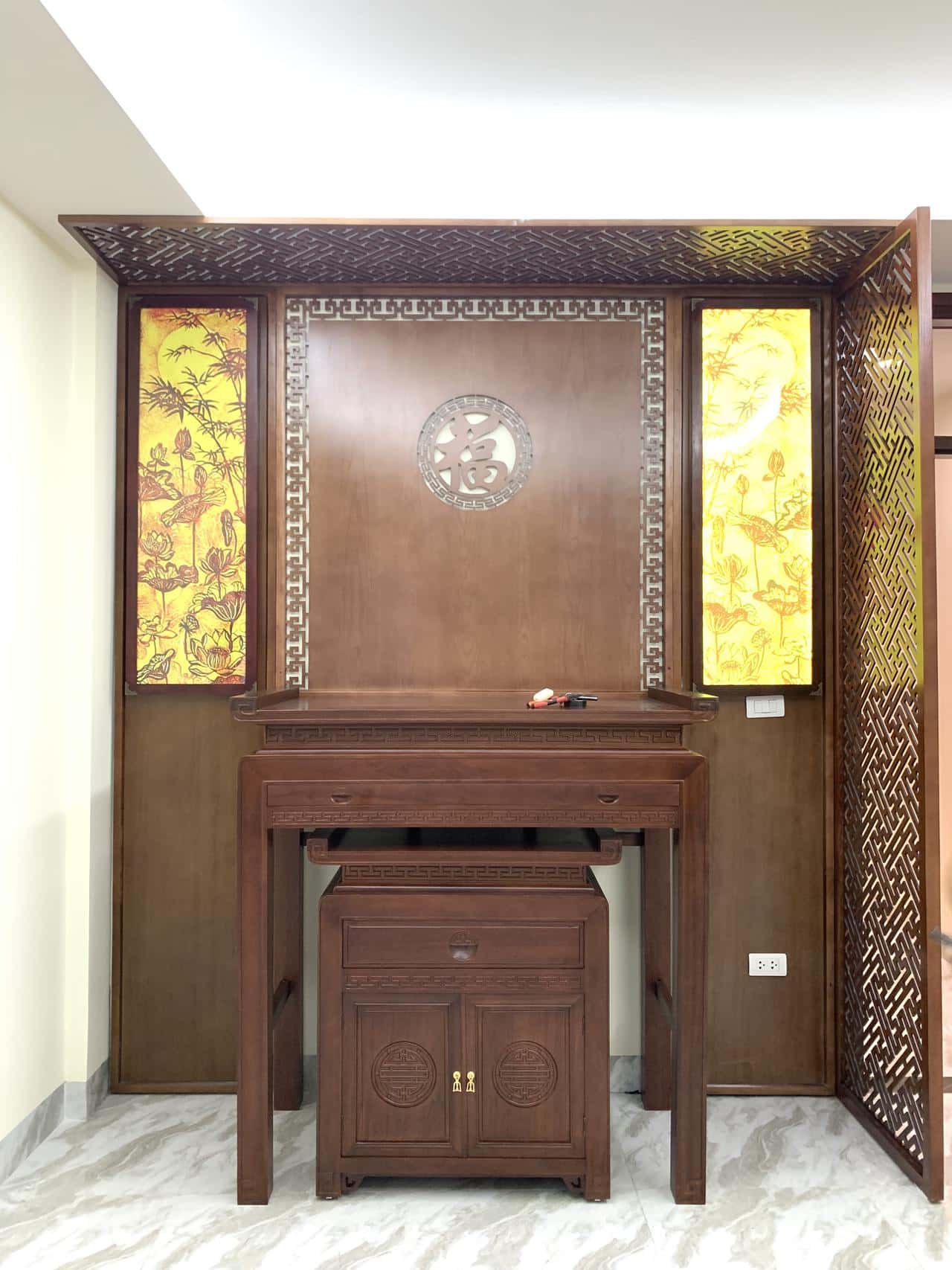 Bàn thờ gỗ hương đá sang trọng ấm cúng - ảnh thu nhỏ 1