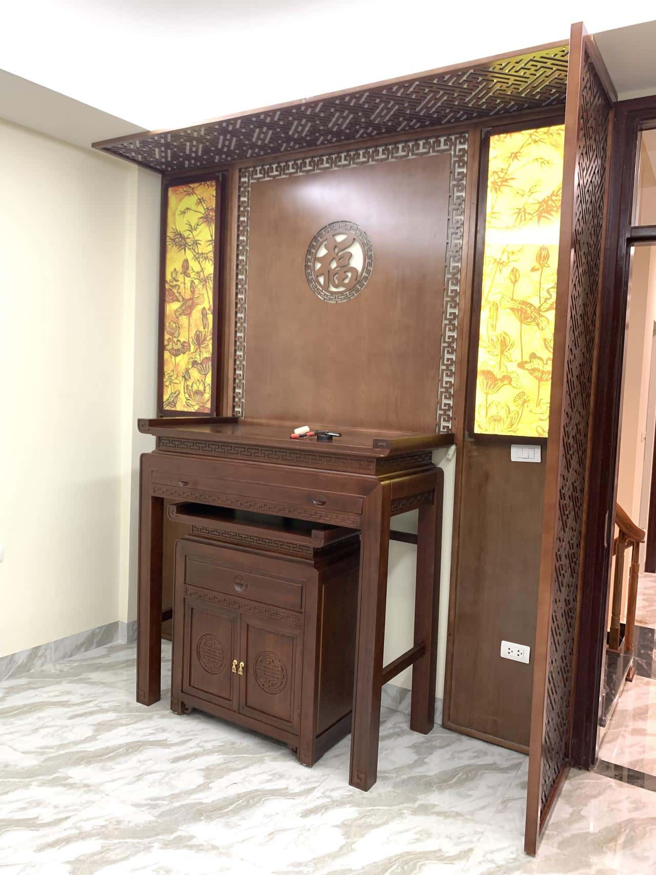 Bàn thờ gỗ hương đá sang trọng ấm cúng - ảnh thu nhỏ 2