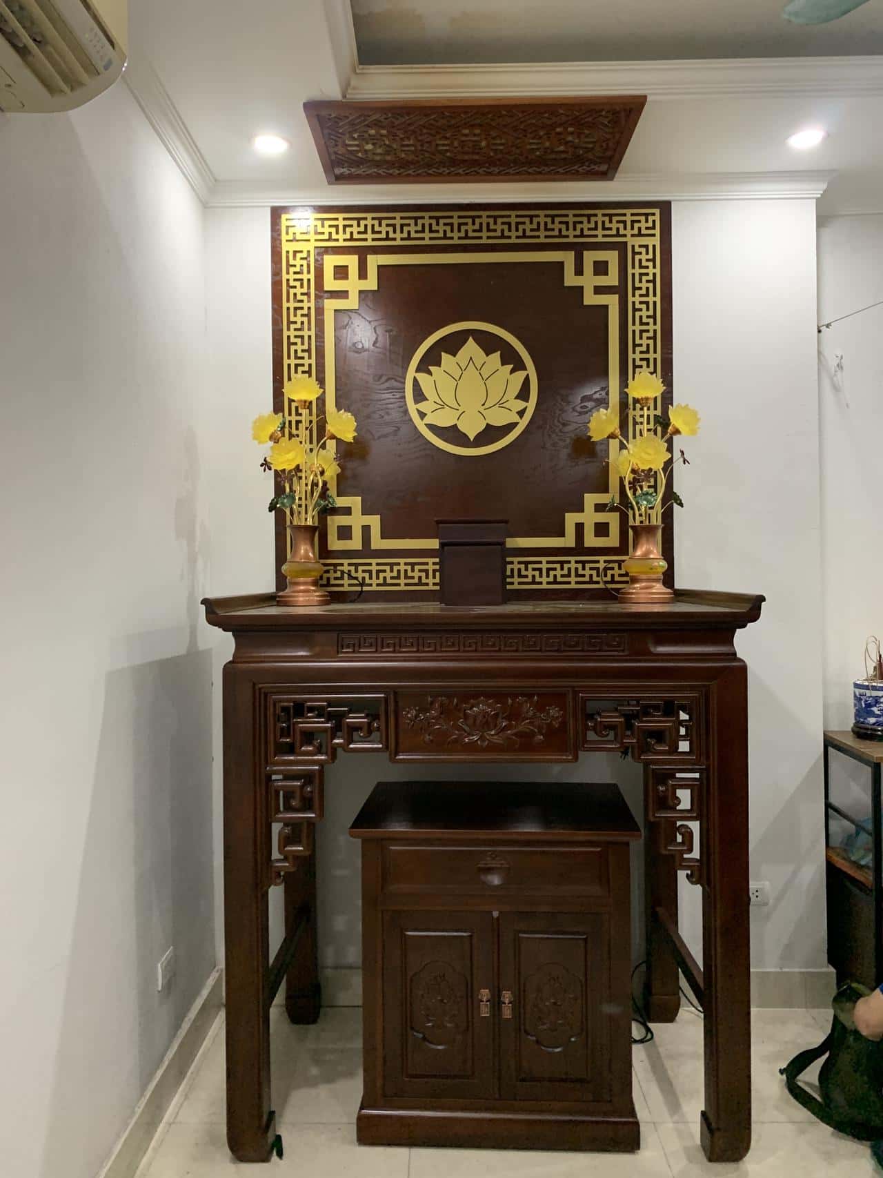 Bàn thờ gỗ hương đá hoa sen sang trọng - ảnh thu nhỏ 2
