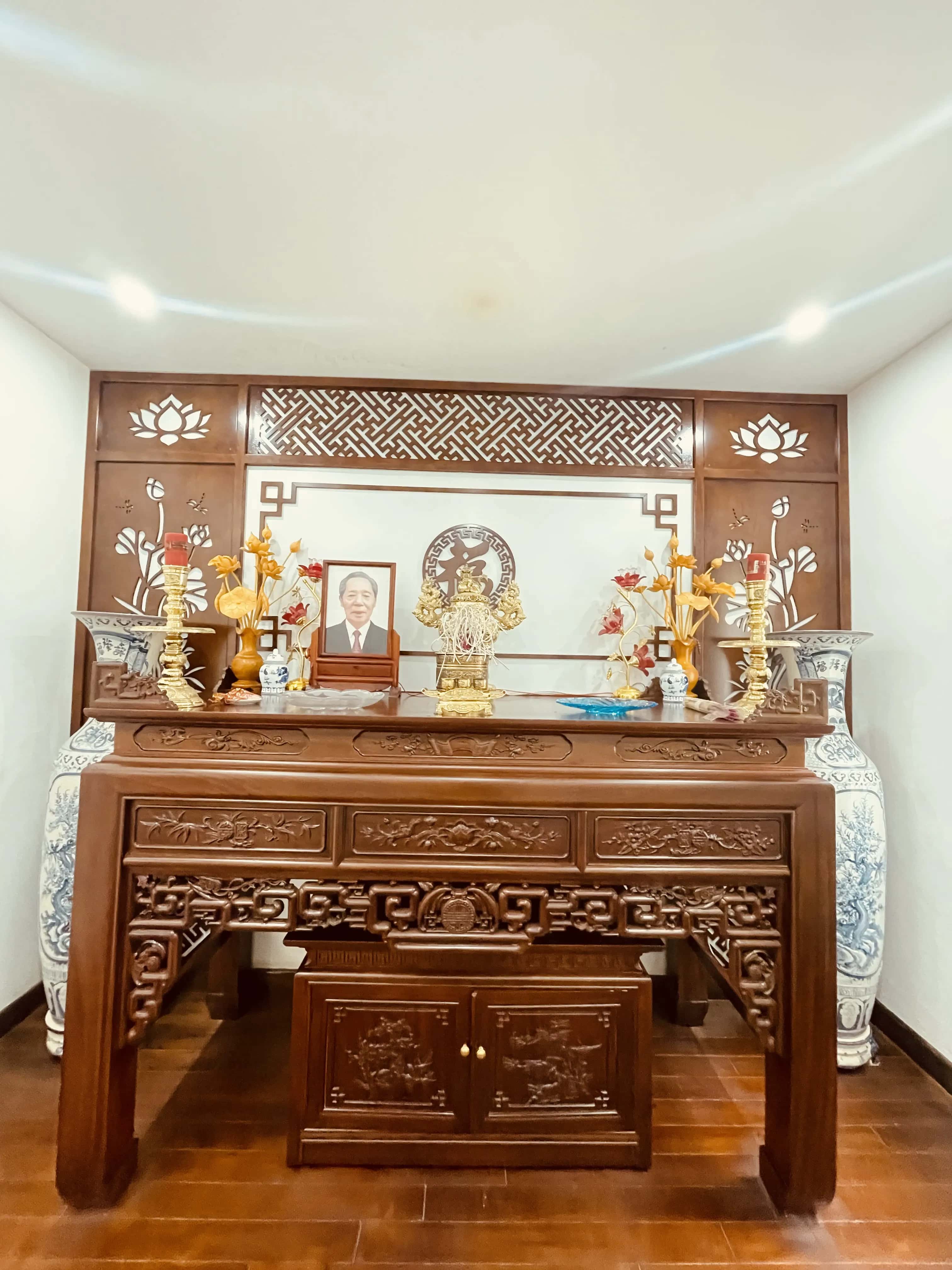 Bàn thờ gỗ hương truyền thống sang trọng - ảnh thu nhỏ 2