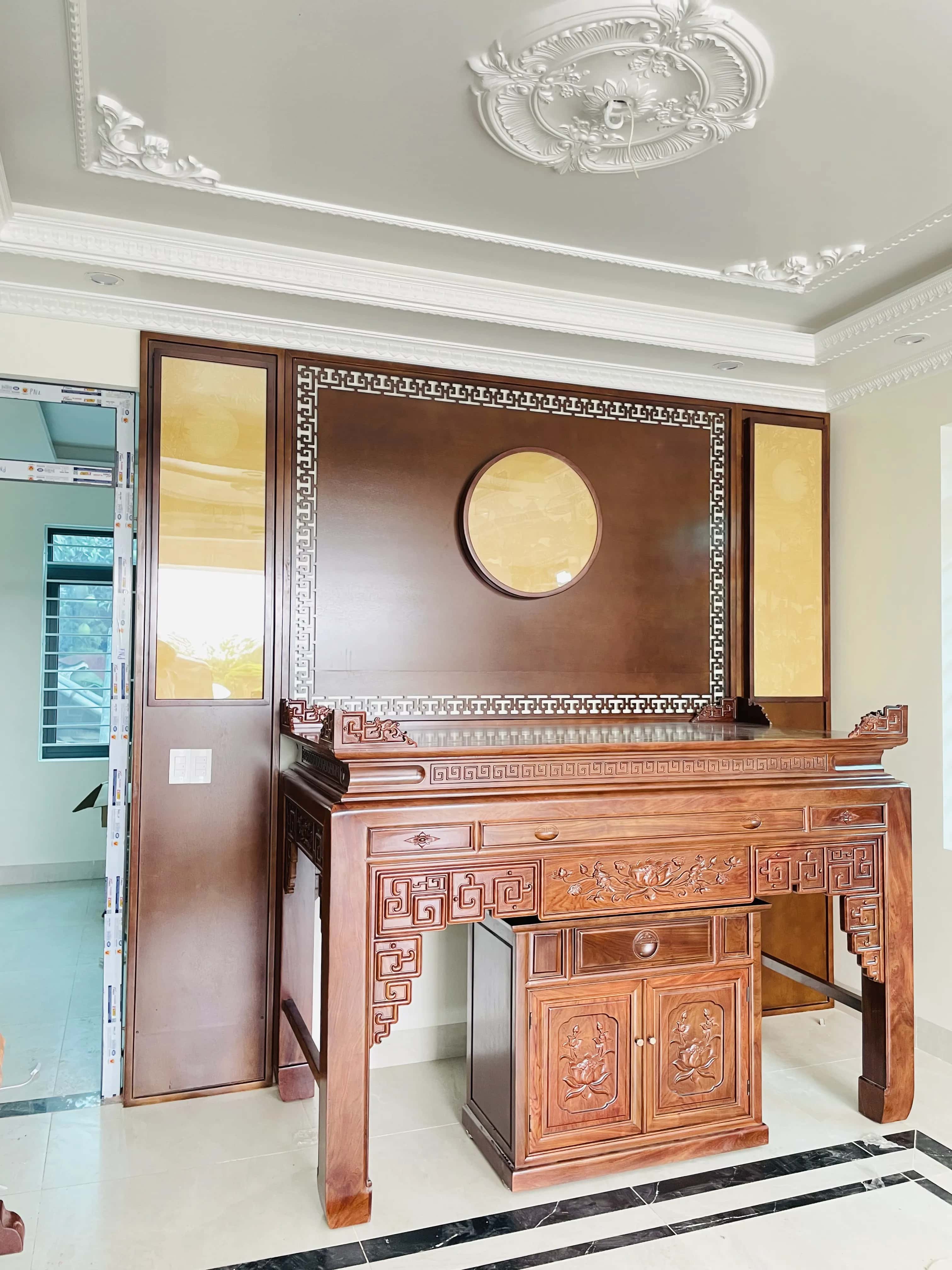 Bàn thờ gỗ hương đá hoa sen sang trọng - ảnh thu nhỏ 2