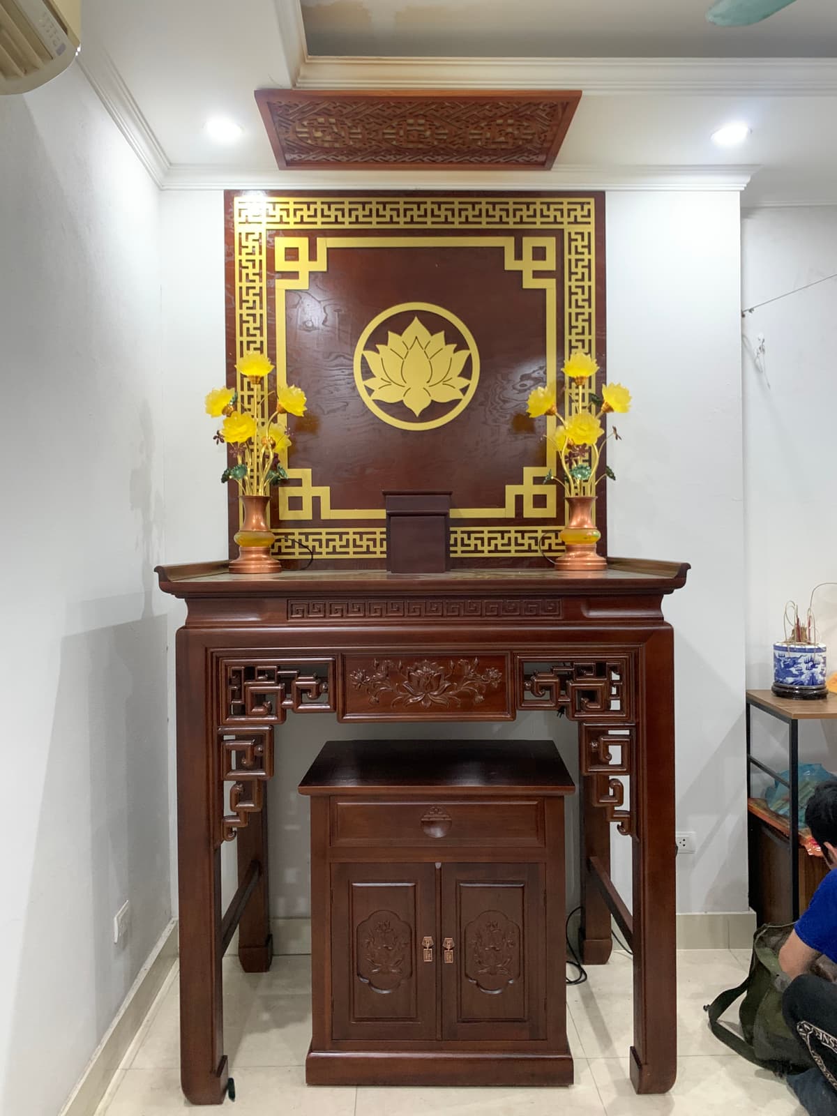 Bàn thờ gỗ hương đá hoa sen sang trọng