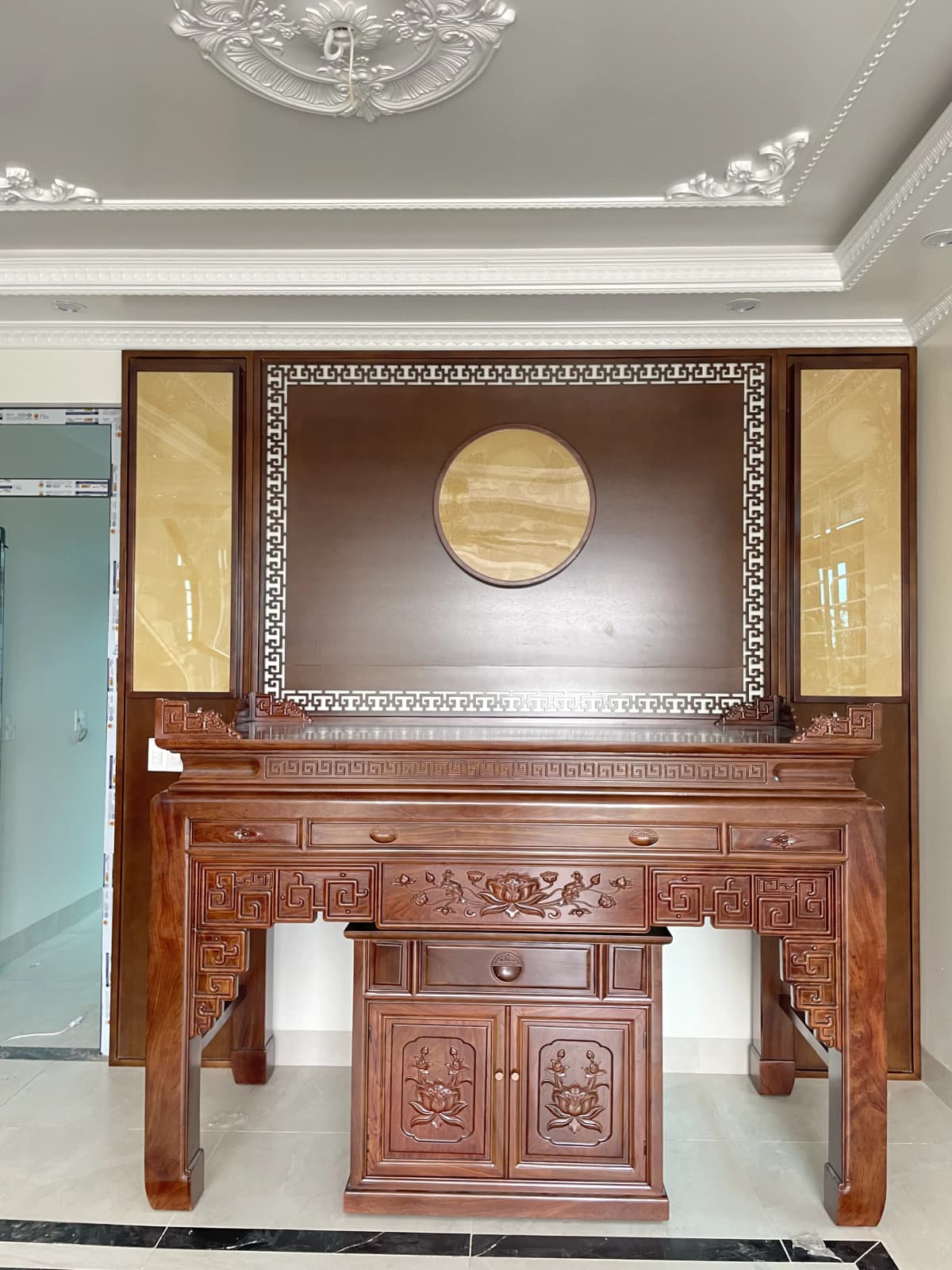 Bàn thờ gỗ hương đá hoa sen sang trọng