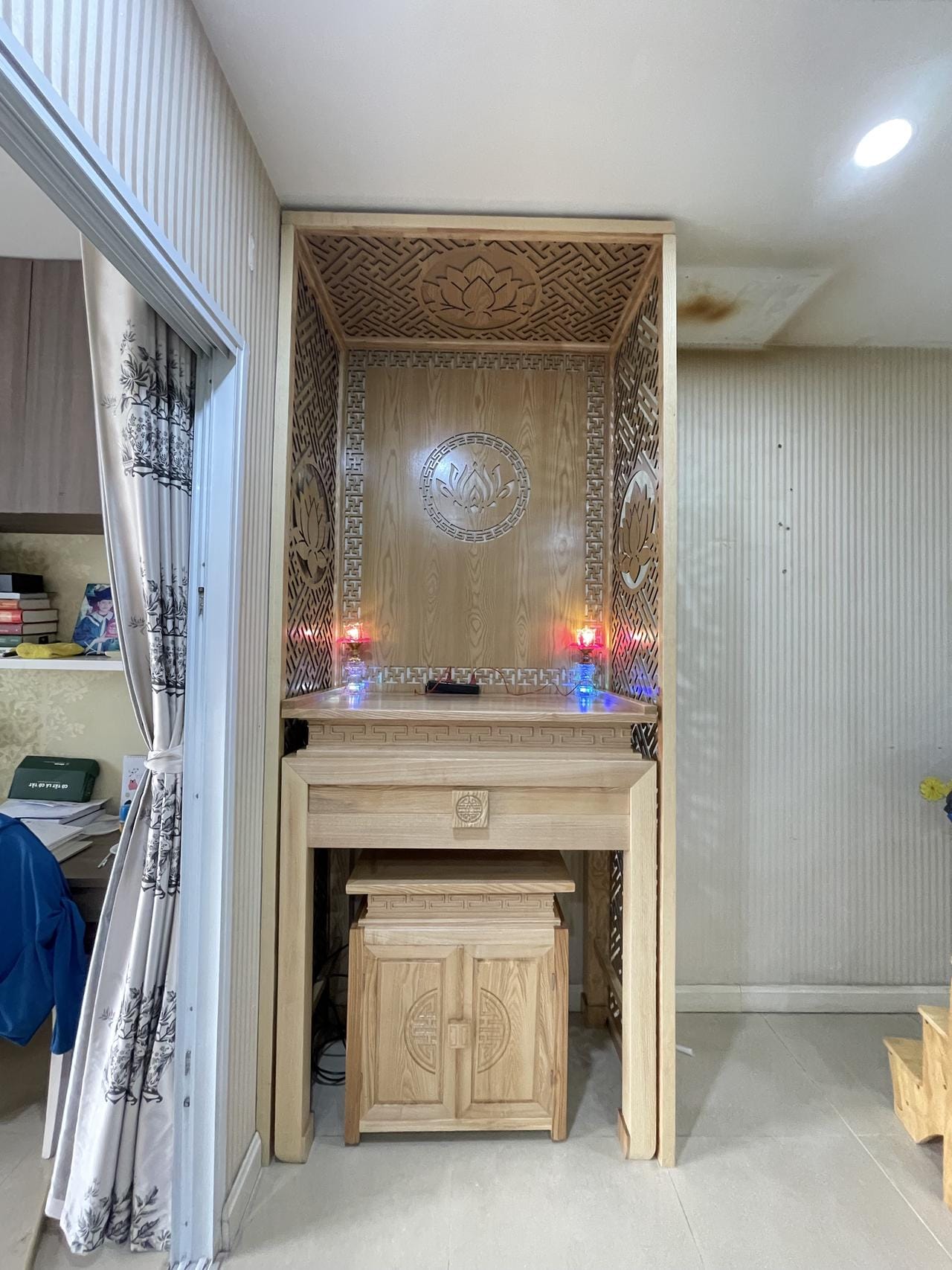 Bàn thờ gỗ sồi đẹp hiện đại, gọn gàng