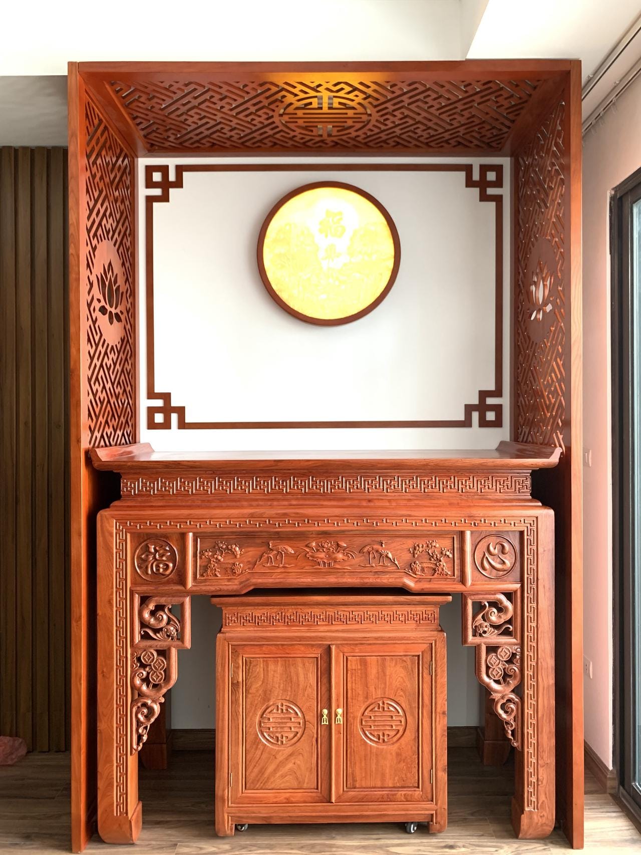 Bàn thờ gỗ hương đá sang trọng, đẳng cấp