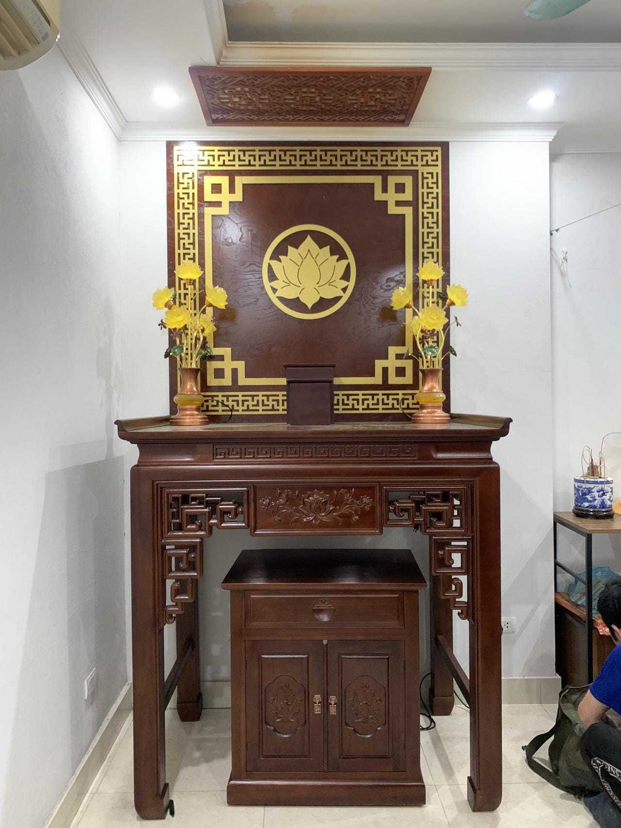 Bàn thờ gỗ hương đá hoa sen sang trọng