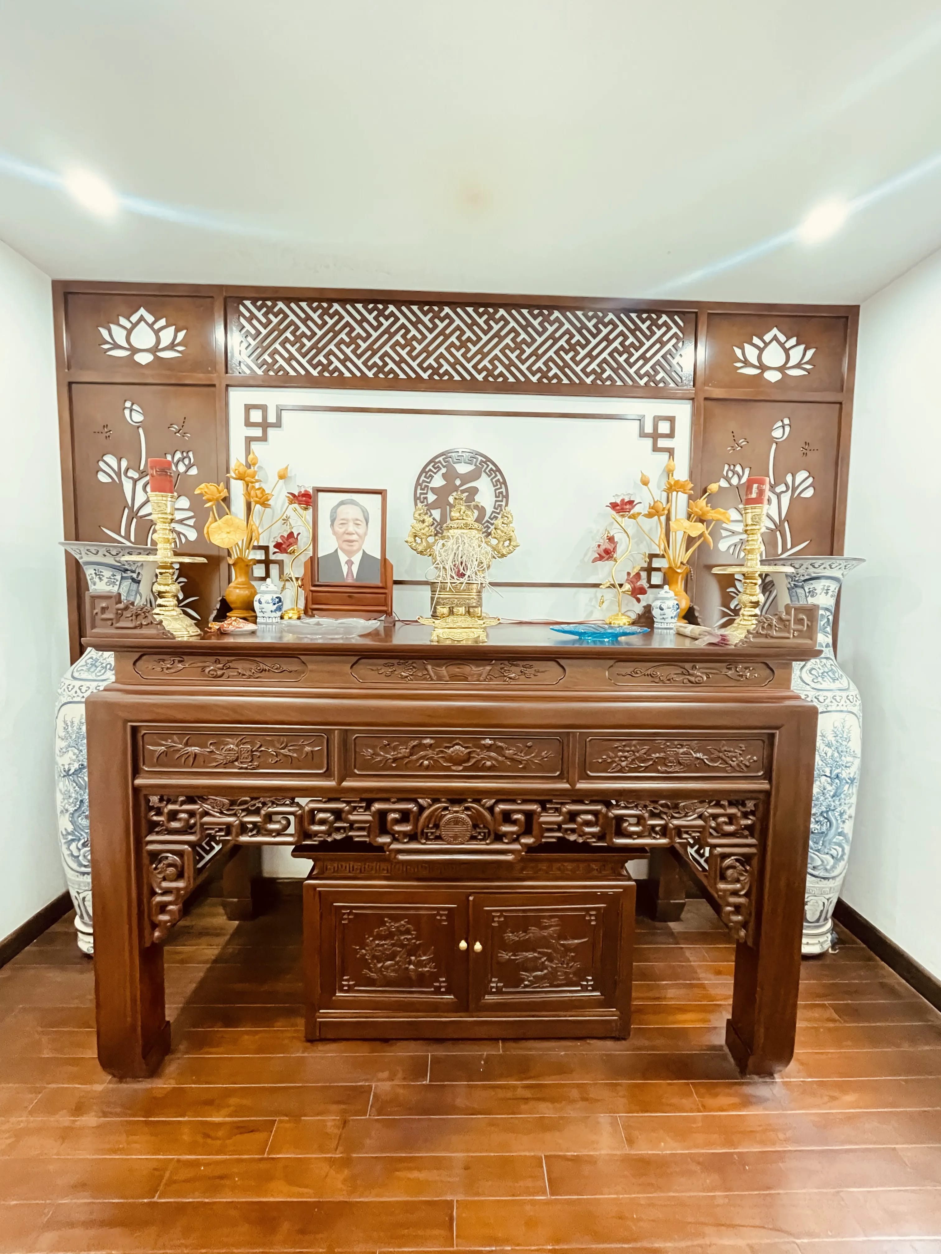 Bàn thờ gỗ hương truyền thống sang trọng