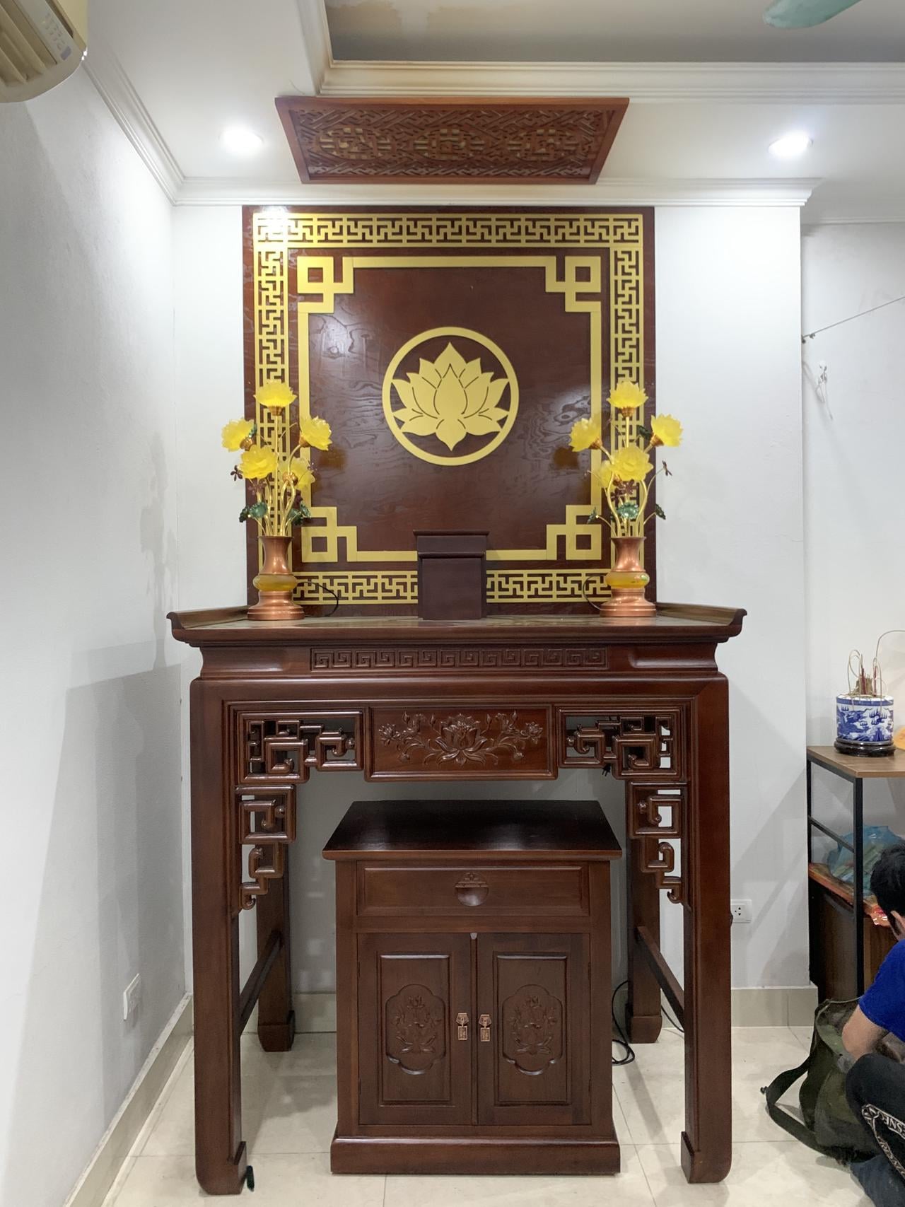 Bàn thờ gỗ hương đá hoa sen sang trọng - ảnh 1/3