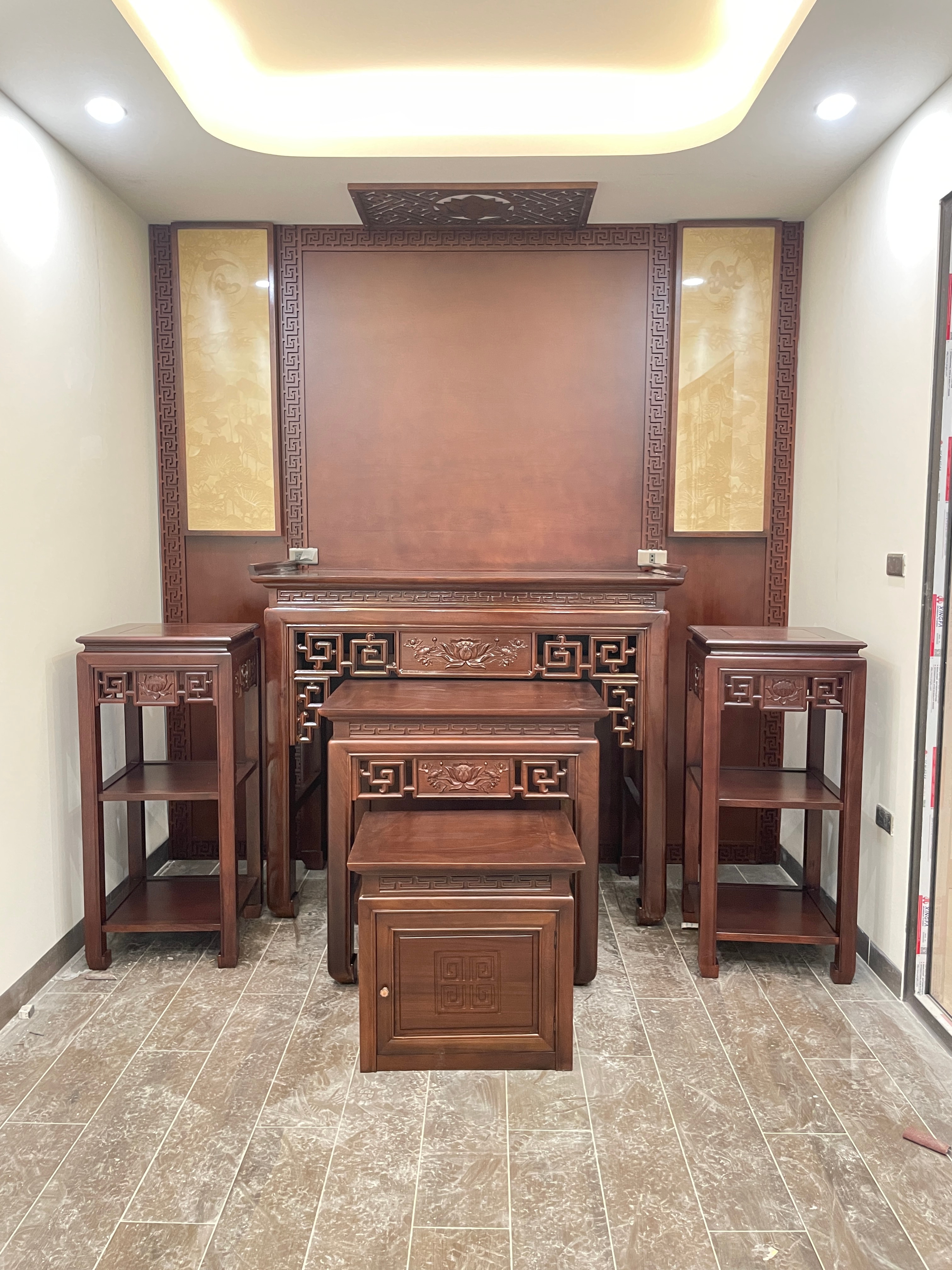 Bàn thờ gỗ hương đẹp